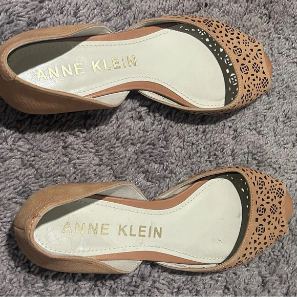 ANNE KLEIN flat. Size 8. Gently worn but still in great condition. - Picture 3 of 6